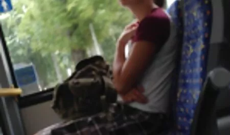 見知らぬ人は、彼女の猫が現れたときにソファの上に売春婦を混乱させない エロ 動画 女の子 向け