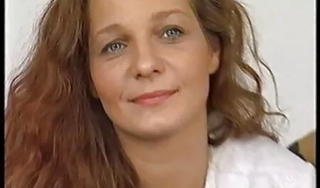 彼は棒を引き出し、売春婦に吸うように与えた エロ 動画 女の子 専用