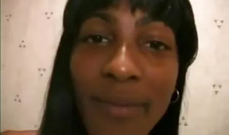 カーペットの上に裸の金髪の体操をする 女の子 用 無料 エロ 動画