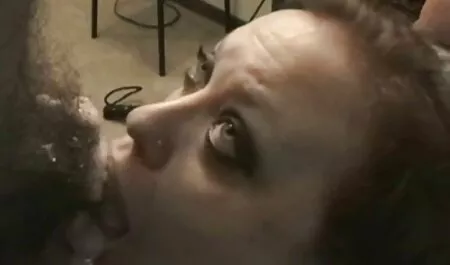 エアロは彼女の舌の後に禿げた穴を打ち、彼女の胸をつかんだ 女の子 専用 エロ 動画