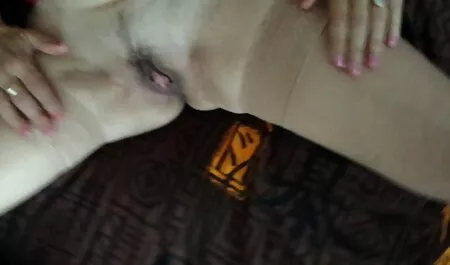 スリムな女の子は彼女の足を広く広げる 無料 エロ 動画 女の子 の ため の