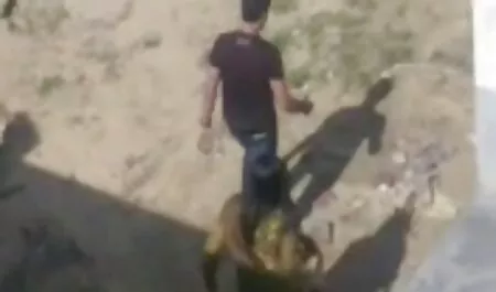 長い若い女性が最初に男を手渡した 女の子 の ため の アダルト ビデオ