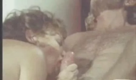 鏡の前の肛門の中に櫛の鶏を置きます 女の子 の ため エロ 動画