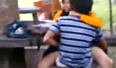 プールの隣の肛門に入れられた男 エロ 動画 女の子 用