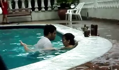 男は熟女を助ける 女の子 の ため の エロ ビデオ