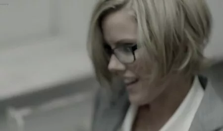 この男は彼のガールフレンドの舌を脱いだ アダルト 動画 女の子 向け