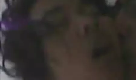 写真家の前でレトロなソファの上にNisha 女の子 の ため の アダルト ビデオ