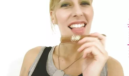 アンジェリは体の柔軟性のために体操のトリックを実行します 女の子 向け アダルト 動画