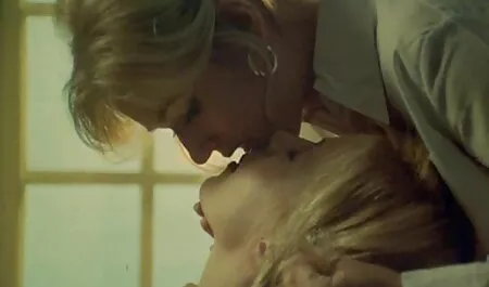 裸の滑り食べるのビーチに面して アダルト 動画 女の子 向け