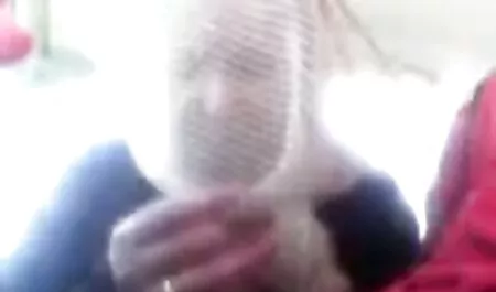 小さな猫と大きなおっぱいを持つ美しい少女 女の子 の 為 の 無料 アダルト