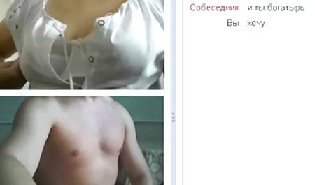 女性はレースの下着を着て、メンバーに座っている 無料 エロ 動画 女の子 向け