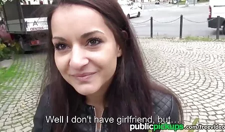 この女の子は階下のテーブルに座っているだけです 女の子 の ため の アダルト 無料 動画