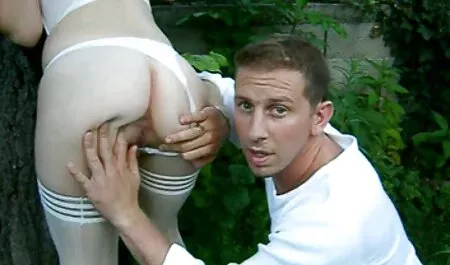 ジムブルネットの水着にソファ 女の子 の ため の エロ ビデオ