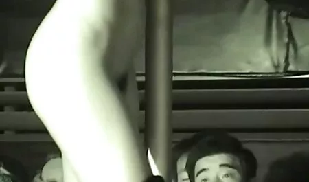 その女の子はスカートを持って降りる 女の子 の 為 の エロ 動画