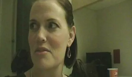 赤いドレスでベッドの上に横たわる エロ 動画 女の子 用