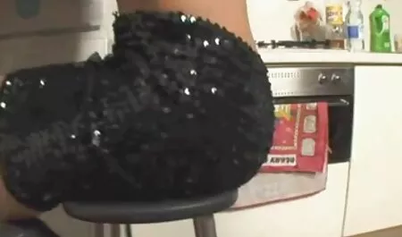 目を覚ました後に裸で歩く 女の子 向け アダルト 動画