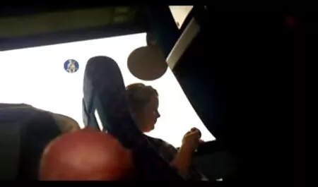 毛深い男はJuliaを吸うと弄する 女の子 の ため エロ 動画