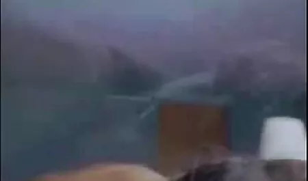 カメラを持つ飛行ドローンは、高層ビルの屋根の上に示されているカップルを見ることを示しました 女の子 の ため の エッチ 無料 動画