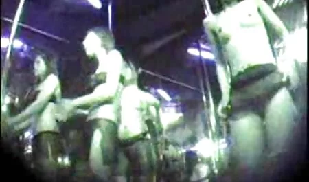 庭でタバコを持つブロンド 女の子 の ため エロ 動画