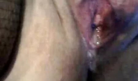 森の中の女の子は彼女の恋人の足を舐める 女の子 ため の エロ 動画