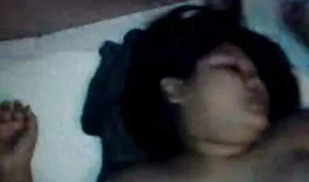 子供たちはボールや人形を楽しんでいます 女の子 用 エロ ビデオ