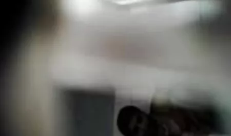 バスルームの部屋の真ん中で揺れるレズビアン 女の子 用 エロ 動画