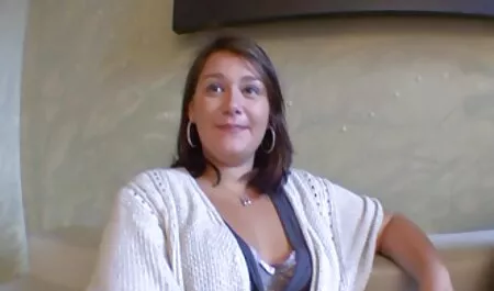 Nastyaはソファの上に走り、それを吹いた 女の子 向け エッチ 無料 動画