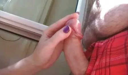 看護師は、患者に彼女の舌を示しました 女の子 用 エロ 動画