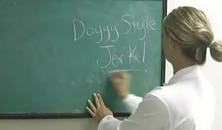 オペレータは、高価な車のモデルを削除します 女の子 の ため の アダルト ビデオ